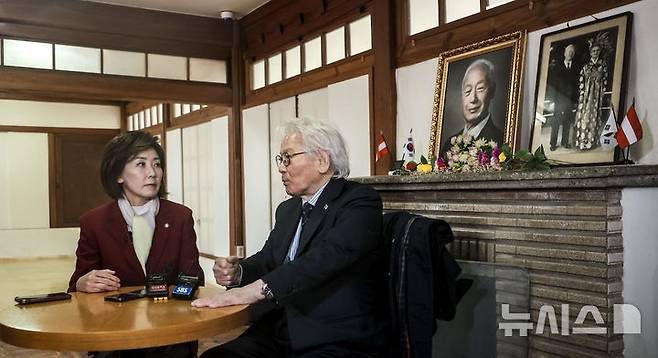 [서울=뉴시스] 정병혁 기자 = 제21대 대통령선거 출마를 선언한 나경원 국민의힘 의원이 13일 서울 종로구에 위치한 이승만 전 대통령의 사저 이화장을 찾아 이영일 전 의원과 환담을 나누고 있다. 2025.04.13. jhope@newsis.com