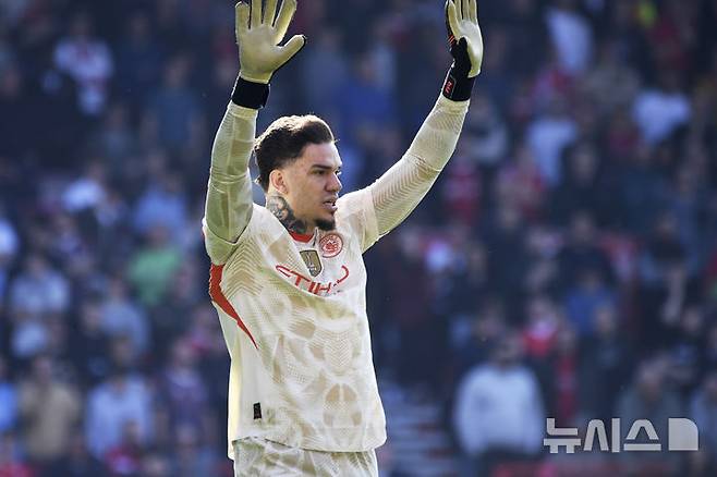 [노팅엄=AP/뉴시스] 잉글랜드 프로축구 프리미어리그(EPL) 맨체스터 시티의 에데르송. 2025. 3. 8.