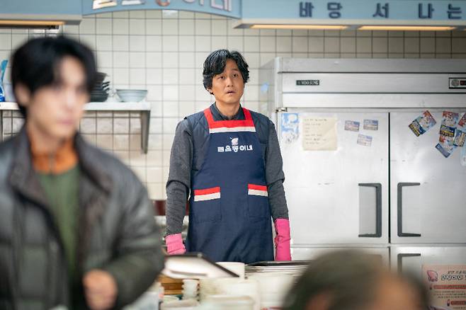 작품 후반부에 등장한 금은동이네 가게는 충청남도 서산에서 촬영이 진행됐다. 배우 박해준은 "극 중 배경은 여름이었지만, 실제 촬영 당시엔 몇십년 만에 오는 강추위여서 정말 추웠다"고 웃었다. 넷플릭스 제공
