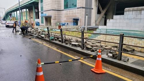 경기 수원시 팔달구 수원역의 담장이 무너져내렸다. 연합뉴스