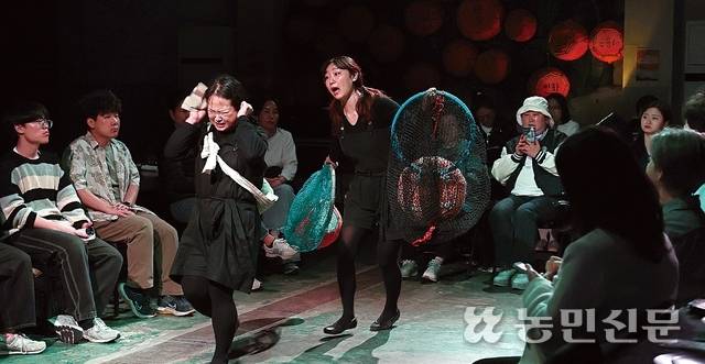 극장식 식당 ‘해녀의 부엌’에서 제주 해녀 이야기를 담은 30분가량의 연극 공연이 펼쳐지고 있다.