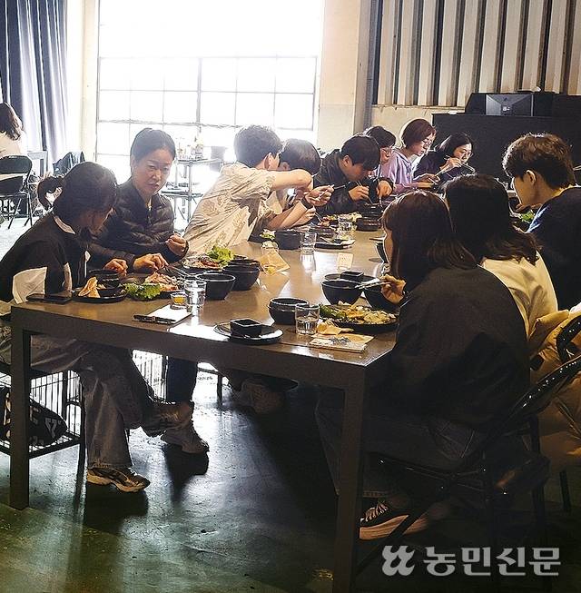 공연을 본 뒤 제주 특산물로 만든 음식을 맛볼 수 있다.