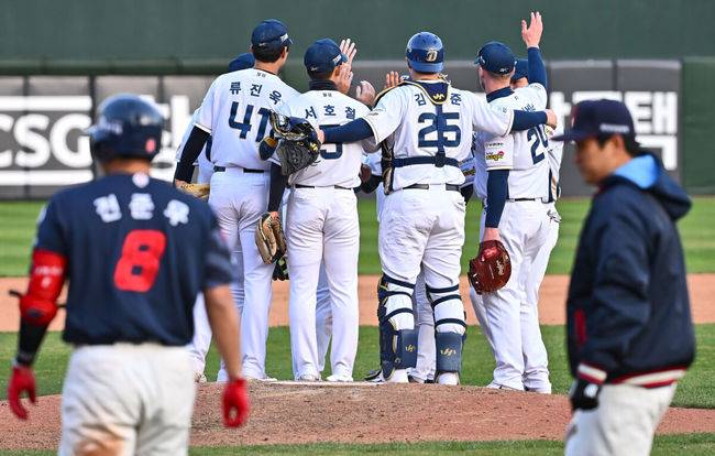 [OSEN=부산, 이석우 기자] 13일 부산 사직야구장에서 2025 신한 SOL 뱅크 KBO 리그 롯데 자이언츠와 NC 다이노스의 경기가 열렸다. 주말 3연전 동안 NC 다이노스가 창원NC파크 대신 사직야구장을 홈구장으로 사용한다. 홈팀 NC는 이용찬, 방문팀 롯데는 김진욱이 선발 출전했다.NC 다이노스 선수들이 롯데 자이언츠에 9-6으로 승리한 후 기쁨을 나누고 있다. 2025.04.13 / foto0307@osen.co.kr