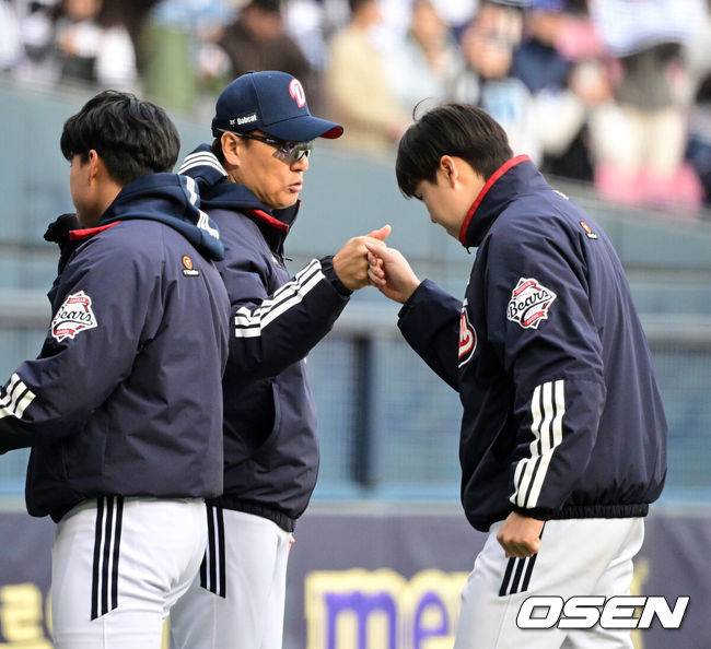 [OSEN=잠실, 지형준 기자] 프로야구 두산 베어스가 13일 서울 잠실구장에서 열린 2025 신한 SOL뱅크 KBO리그 LG 트윈스와의 시즌 3차전에서 9-2 완승을 거뒀다.&nbsp;두산은 라이벌 LG를 제물로 4연패 수렁에서 탈출하며 시즌 8승 11패를 기록했다. 일요일 17연패 후 2연승을 달렸다. 반면 4연승이 좌절된 1위 LG는 14승 3패가 됐다.&nbsp;경기를 마치고 두산 이승엽 감독이 최승용과 승리 하이파이브를 하고 있다. 2025.04.13 / jpnews@osen.co.kr