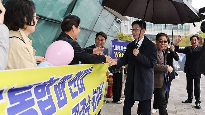 더불어민주당 김경수 전 경남지사가 13일 대선 출마 선언을 위해 세종시청에 도착해 지지자들과 인사하고 있다.