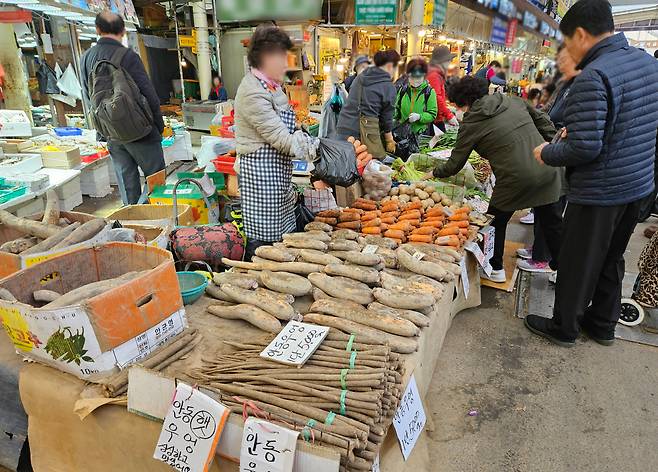 서울 동대문구 경동시장에서 손님들이 물건을 둘러보고 있다.