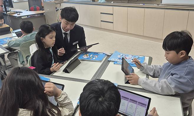 대구 용계초&nbsp;3학년 교실에서 교사와 학생들이 AI 디지털교과서를 활용해 수학 수업을 하고 있다.&nbsp;
