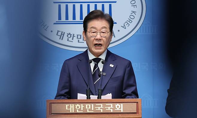 더불어민주당 이재명 전 대표가 지난 11일 서울 여의도 국회 소통관에서 집권 청사진 등을 소개하는 '비전 선포식 및 캠프 일정 발표'를 하고 있다. 연합뉴스