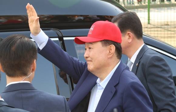 관저 떠나며 지지자들에게 인사하는 윤 전 대통령 - 윤석열 전 대통령이 11일 오후 서울 용산구 한남동 대통령 관저를 떠나며 지지자들에게 인사하고 있다. 2025.4.11 공동취재