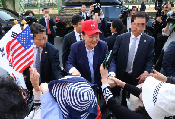 윤석열 전 대통령이 11일 오후 서울 용산구 한남동 대통령 관저를 떠나며 지지자들에게 인사하고 있다. 2025.4.11 공동취재