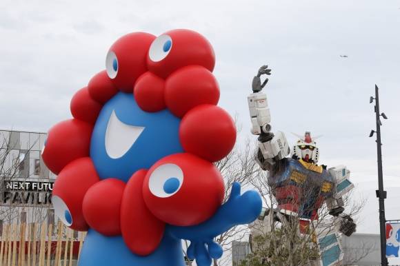 13일 개막한 오사카·간사이 만국박람회(오사카 엑스포)에서 엑스포 캐릭터인 ‘먀쿠먀쿠’가 보인다. 연합뉴스