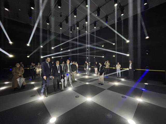 산업통상자원부와 대한무역투자진흥공사(KOTRA·코트라)가 13일 2025 오사카·간사이 엑스포 개막에 맞춰 한국관 개관식을 개최했다. ‘마음을 모아(With Hearts)’를 주제로 마련된 한국관에는 대형 미디어파사드와 전통 직물에 영감을 받은 디자인 요소, 기술 콘텐츠 등이 결합해 몰입감을 있는 전시 경험을 제공한다. 사진=연합뉴스