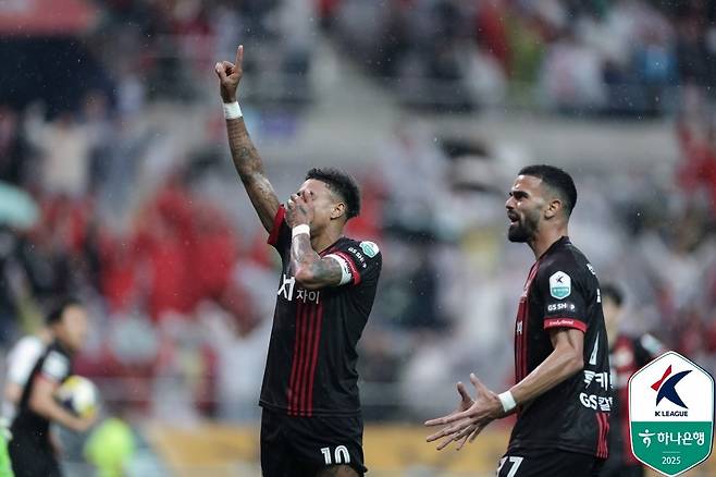 서울 주장 린가드(왼쪽)가 12일 서울월드컵경기장에서 열린 K리그1 8라운드 홈경기에서 동점골을 터트린 뒤 골 세리머니를 하고 있다. 서울은 0-2에서 2-2 무승부를 만들었다. 사진제공|한국프로축구연맹