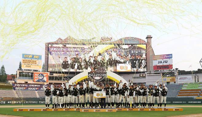 ▲ 신세계 이마트배 전국고교야구대회 결승 진출 팀은 프로야구 선수들이 뛰는 야구장, SSG랜더스필드 그라운드를 밟을 수 있다. 2024년 우승팀 덕수고. ⓒSSG 랜더스