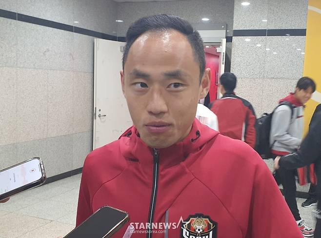 믹스트존에서 인터뷰하는 문선민의 모습. /사진=박재호 기자