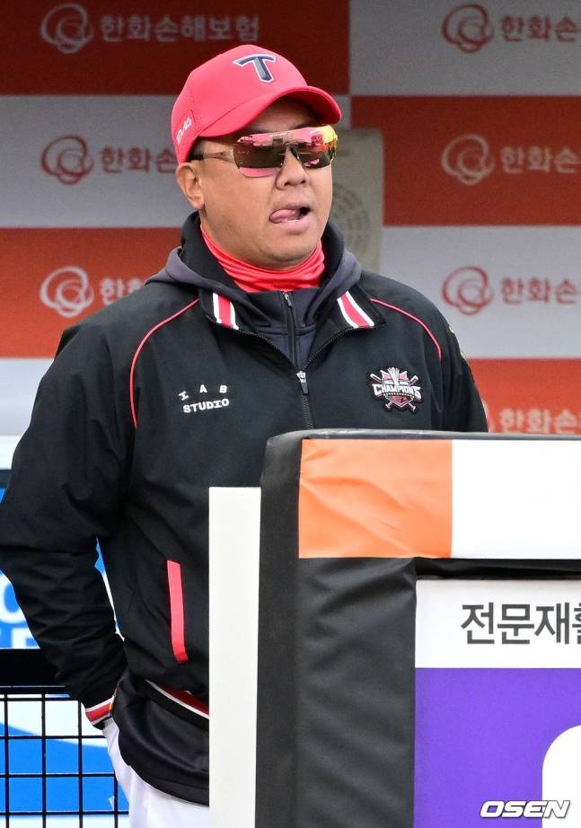 경기를 지켜보고 있는 이범호 감독.