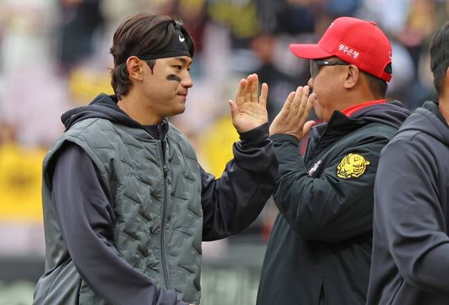 김도영(왼쪽)과 이범호 감독. /사진=KIA 타이거즈