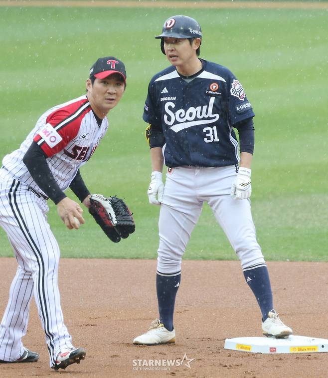 [포토] 정수빈 '폭설 뚫고 선제 2루타'