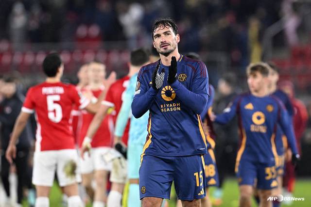 팬들에게 인사하는 마츠 훔멜스. /AFPBBNews=뉴스1