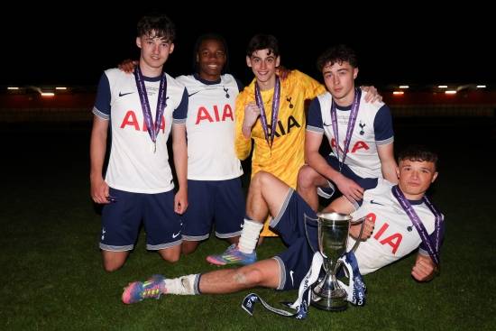 토트넘 홋스퍼 1군 팀만 긴 무관이 이어지고 있다. 아카데미 팀들은 같은 주말에 트로피를 2개나 들어올렸다. 토트넘