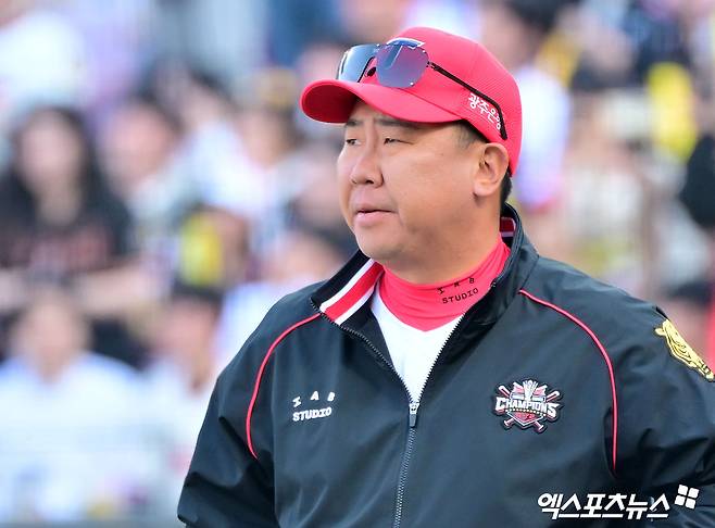 22일 오후 광주기아챔피언스필드에서 열린 '2025 신한 SOL Bank KBO리그' NC 다이노스와 KIA 타이거즈의 개막전 경기, KIA가 8회에만 8점을 몰아치며 NC에 9:2 승리를 거뒀다.  이날 경기에서 승리한 KIA 이범호 감독이 그라운드를 보고 있다. 엑스포츠뉴스 DB