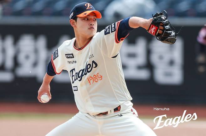 한화 이글스 우완 파이어볼러 문동주가 13일 대전 한화생명 볼파크에서 열린 2025 신한 SOL Bank KBO리그 키움 히어로즈와의 팀 간 3차전에 선발등판, 6이닝 1실점 비자책 호투로 시즌 마수걸이 승리를 따냈다. 사진 키움 히어로즈