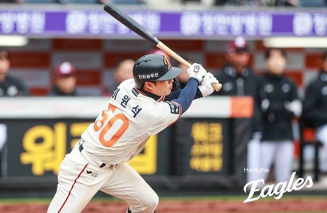 한화 이글스 외야수 이원석이 13일 대전 한화생명 볼파크에서 열린 2025 신한 SOL Bank KBO리그 키움 히어로즈와의 팀 간 3차전에 1번타자 겸 우익수로 선발출전, 2회말 결승타를 쳐냈다. 사진 한화 이글스
