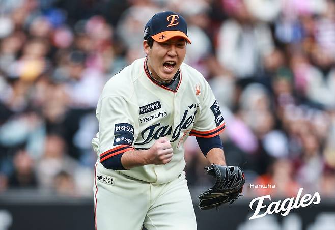 한화 이글스 우완 박상원이 13일 대전 한화생명 볼파크에서 열린 2025 신한 SOL Bank KBO리그 키움 히어로즈와의 팀 간 3차전에서 7회초 1사 만루 위기를 실점 없이 막아낸 뒤 포효하고 있다. 사진 한화 이글스