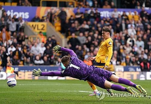 토트넘 홋스퍼는 13일(한국시간) 영국 울버햄튼에 위치한 몰리뉴 스타디움에서 열린 울버햄튼 원더러스와의 2024-25시즌 프리미어리그 32라운드 원정 경기에서 2-4로 패했다. 이날 토트넘 주장 손흥민은 발 부상으로 인해 명단 제외를 당했고 울버햄튼 공격수 황희찬은 후반 38분 교체 투입돼 약 7분간 뛰었다. 이날 패배로 토트넘은 프리미어리그 15위를 유지했을 뿐만 아니라 16위 울버햄튼의 추격을 허용했다. 연합뉴스