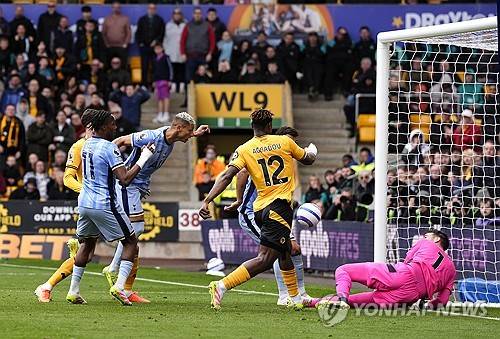 토트넘 홋스퍼는 13일(한국시간) 영국 울버햄튼에 위치한 몰리뉴 스타디움에서 열린 울버햄튼 원더러스와의 2024-25시즌 프리미어리그 32라운드 원정 경기에서 2-4로 패했다. 이날 토트넘 주장 손흥민은 발 부상으로 인해 명단 제외를 당했고 울버햄튼 공격수 황희찬은 후반 38분 교체 투입돼 약 7분간 뛰었다. 이날 패배로 토트넘은 프리미어리그 15위를 유지했을 뿐만 아니라 16위 울버햄튼의 추격을 허용했다. 연합뉴스