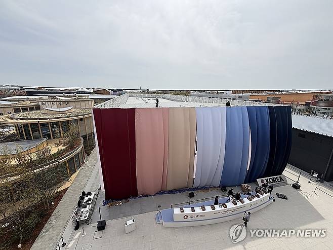 베일에 싸인 오사카엑스포 한국관 (오사카=연합뉴스) 박상현 특파원 = 일본 오사카·간사이 만국박람회(오사카 엑스포) 개막을 하루 앞두고 개회식이 열린 12일 한국관 미디어 파사드에 거대한 막들이 걸려 있다.