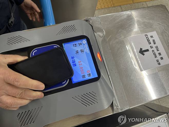0원으로 찍히는 지하철 우대권 (서울=연합뉴스) 오인균 인턴기자 = 지난 2일 노인 택배원이 지하철 개표구에 카드를 찍고 들어가고 있다. 2025.04.13.