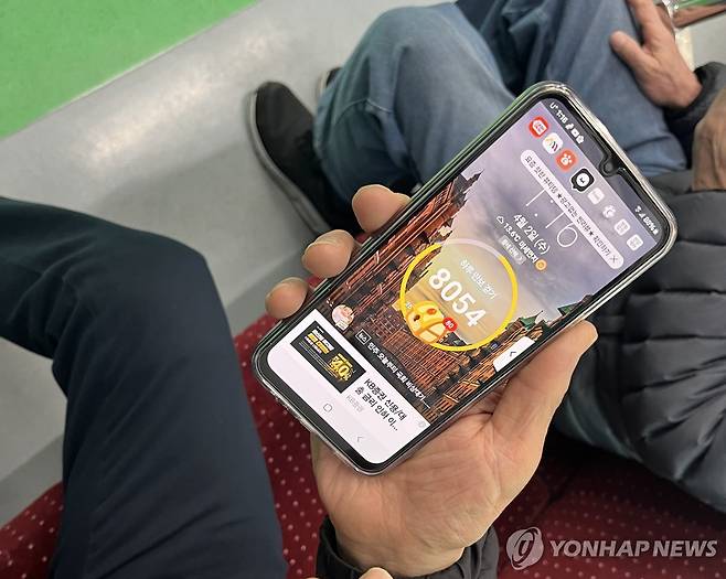 '벌써 8천보' (서울=연합뉴스) 오인균 인턴기자 = 지난 2일 오후 1시가 지난 시간. 노인 택배원의 휴대폰에 8천보를 걸었다는 기록이 찍혀있다. 2025.04.13