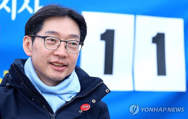 '어느덧 단식 11일 차' (서울=연합뉴스) 김도훈 기자 = 윤석열 대통령 파면 촉구 단식 중인 김경수 전 경남도지사가 단식 11일 차인 19일 서울 광화문 앞 농성장에서 농성장을 방문한 지인과 이야기를 나누고 있다. 2025.3.19 superdoo82@yna.co.kr