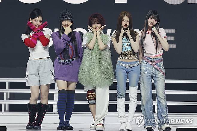 그룹 키키 데뷔 (서울=연합뉴스) 류효림 기자 = 신인 그룹 키키가 24일 서울 용산구 블루스퀘어에서 열린 데뷔 쇼케이스에서 포즈를 취하고 있다. 2024.3.24 
    [재판매 및 DB 금지] ryousanta@yna.co.kr