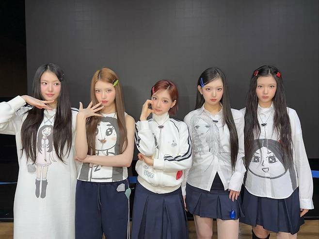 직접 디자인한 의상을 입고 무대에 오른 걸그룹 키키 [키키 사회관계망서비스(SNS). 재판매 및 DB 금지]