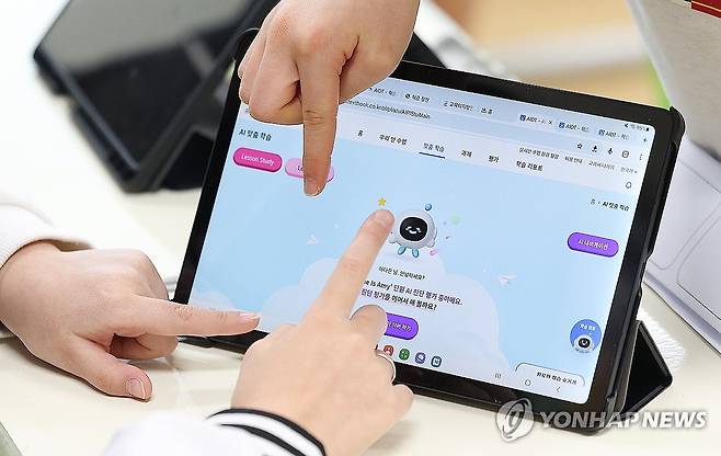 교실로 찾아온 AI (대구=연합뉴스) 윤관식 기자 = 10일 대구 달성군 가창면 용계초등학교에서 열린 인공지능디지털교과서(AIDT) 공개수업에서 초등생들이 AI 교과서로 공부하고 있다. 2025.4.10 psik@yna.co.kr