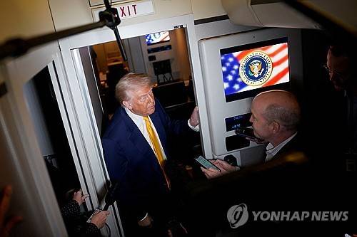 기자들과 대화하는 트럼프 [에어포스원 기내 로이터=연합뉴스. 재판매 및 DB 금지]