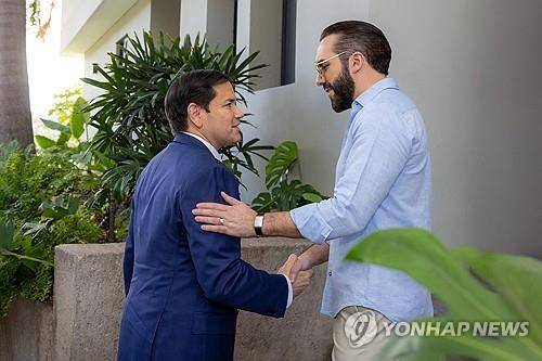 지난 2월 3일 엘살바도르에서 만난 부켈레 대통령과 루비오 美국무장관 [AFP 연합뉴스 자료사진. 재판매 및 DB 금지]