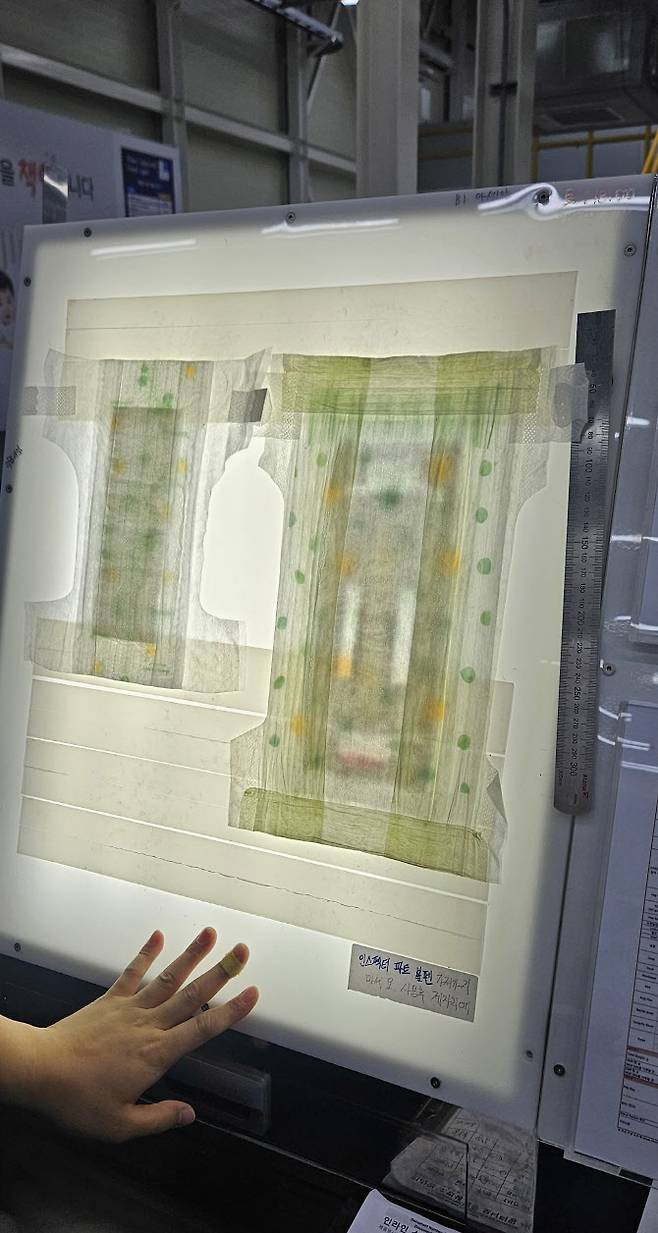 유한킴벌리 대전 공장에서 생산한 이른둥이용 초소형 기저귀(왼쪽)을 확인하고 있다. 사진 오른쪽은 0~1세 신생아가 쓰는 일반용 기저귀 중 가장 작은 크기의 제품.(사진=김영환 기자)