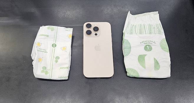 이른둥이용 초소형 기저귀(왼쪽)는 스마트폰 크기에 불과할 정도로 작다.(사진=김영환 기자)