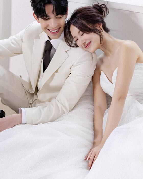 김서연(오른쪽)과 로빈 데이아나(사진=SNS)