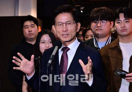 [이데일리 이영훈 기자] 21대 대통령 선거 출마를 선언한 김문수 전 고용노동부 장관이 10일 오전 서울 종로구 청계천로 전태일기념관을 찾아 청년들과 전시관을 둘러본 뒤 취재진의 질의에 딥하고 있다.