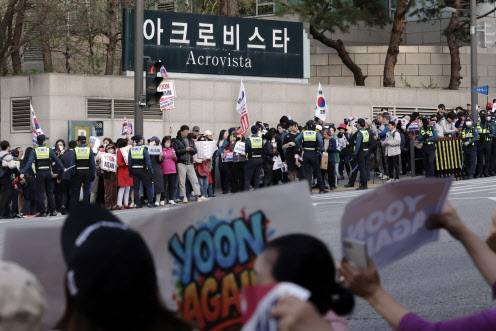 윤석열 전 대통령이 사저로 돌아간 지난 11일 서울 서초구 사저 앞에서 지지자들이 윤 전 대통령을 연호하고 있다.(사진=뉴시스)