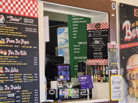 괌 메스클라 도스 계산대에 T멤버십 할인 안내가 붙어있다(사진=윤정훈 기자)