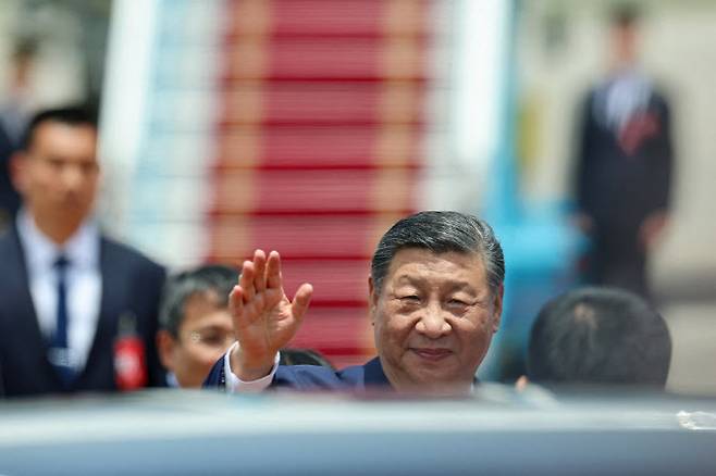 시진핑 중국 국가주석이 14일 베트남 하노이 노이바이 국제공항에 도착해 손을 흔들고 있다. (사진=AFP)