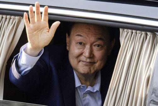 11일 서울 서초구 아크로비스타 사저 앞에 도착한 윤석열 전 대통령.(사진=뉴스1)