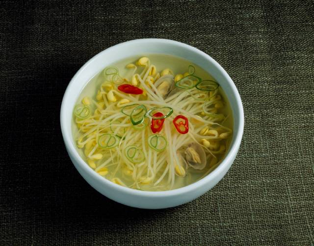 콩(대두)을 이용한 대표적인 식품이 콩나물이다. 근육을 지키고 골밀도 유지에 기여해 중년 여성에 특히 좋다. [사진=클립아트코리아]