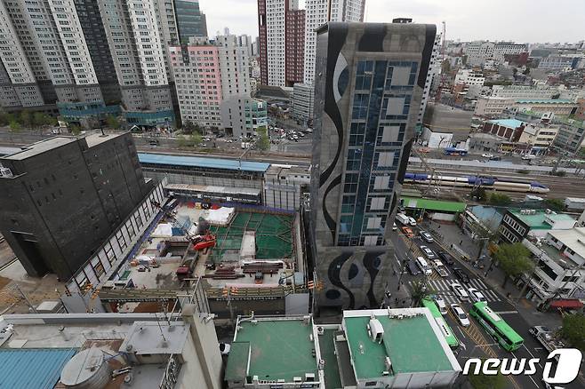 2023년 4월 4일 서울 용산구 갈월동에 건설 중인 역세권 청년주택 건설현장. 2023.4.4/뉴스1 ⓒ News1 신웅수 기자
