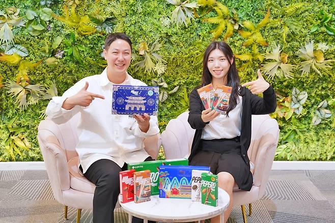 금동희 롯데웰푸드 빼빼로마케팅팀 팀장(왼쪽), 김진솔 대리.(롯데웰푸드 제공)